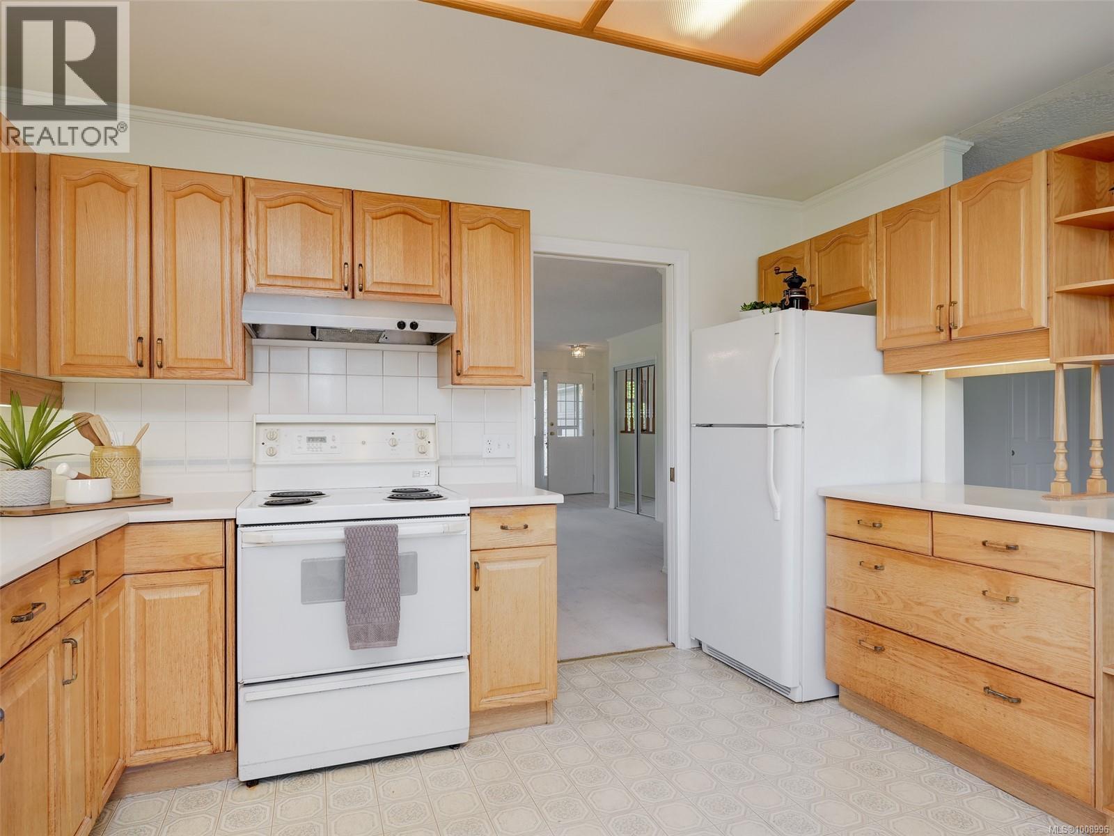 Photo 9 of 4745 Falaise Dr, Saanich BC