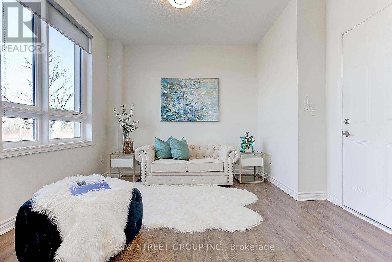 Photo 5 of 12 Chicago Lane, Markham ON