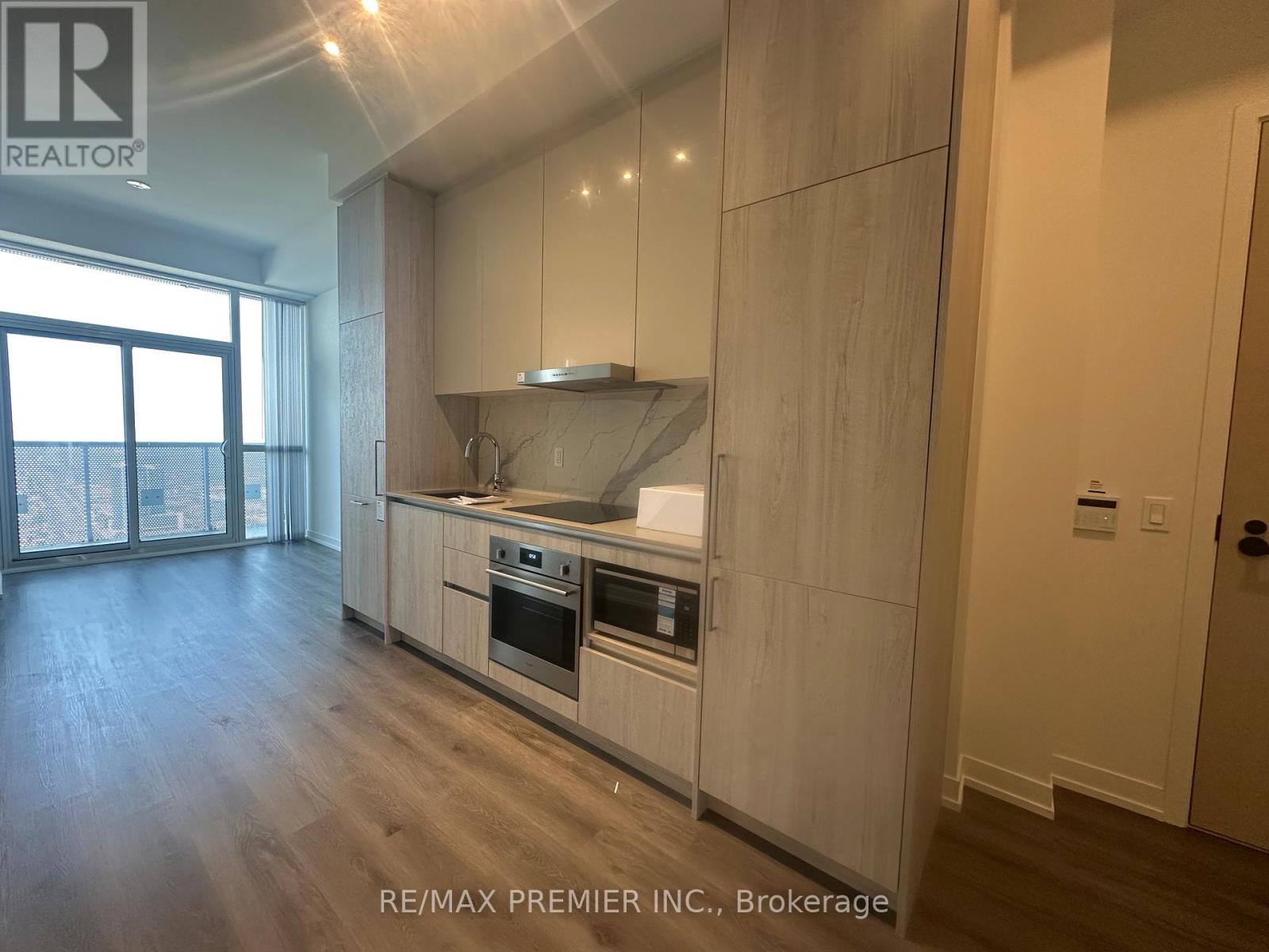 Photo 4 of 5808 225 Commerce Street, Vaughan ON