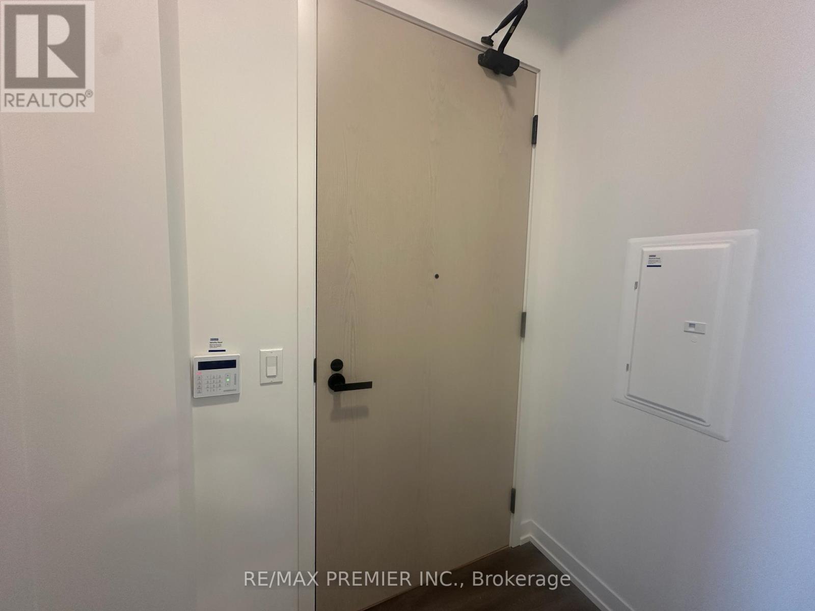 Photo 5 of 5808 225 Commerce Street, Vaughan ON