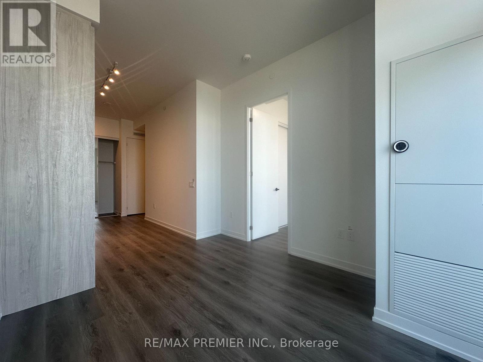 Photo 7 of 5808 225 Commerce Street, Vaughan ON