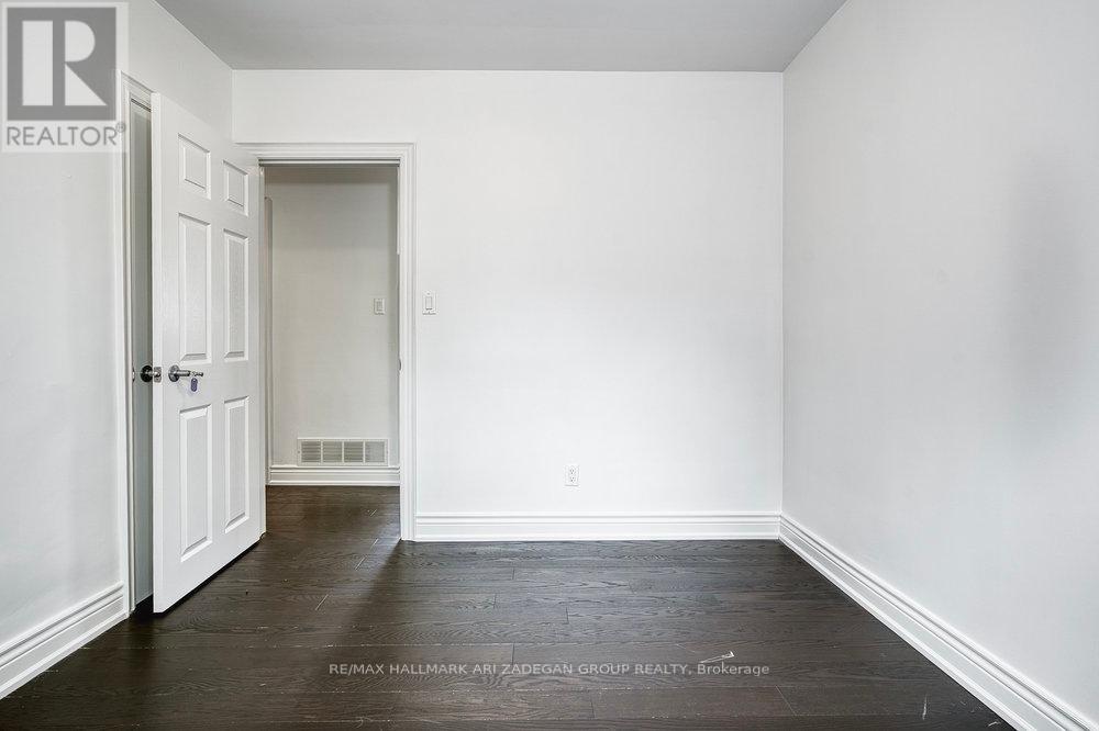 Photo 13 of 402 Centre Street E, Richmond Hill ON
