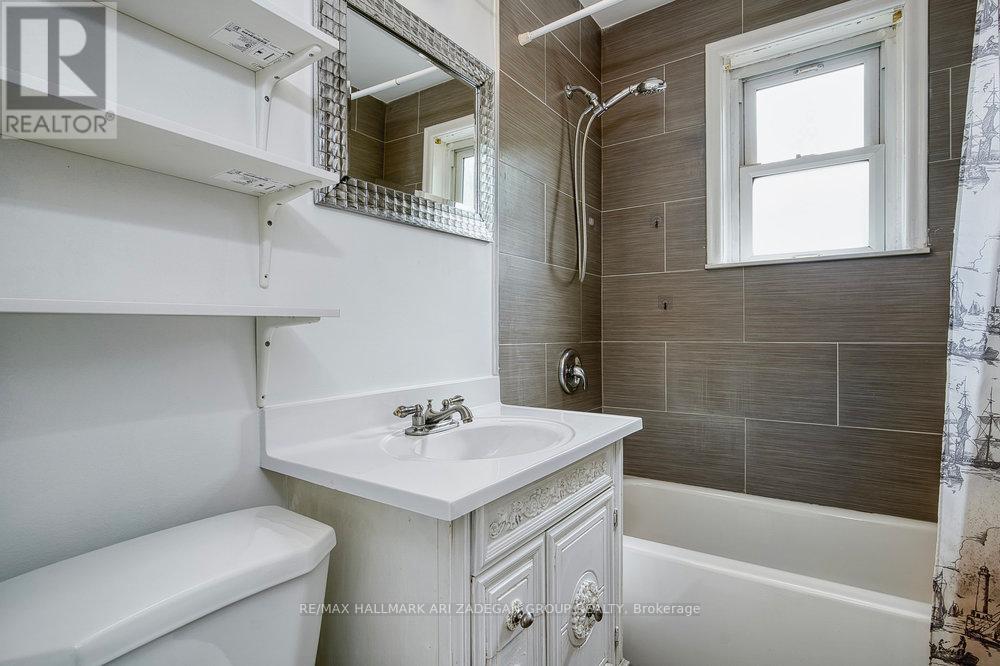 Photo 14 of 402 Centre Street E, Richmond Hill ON