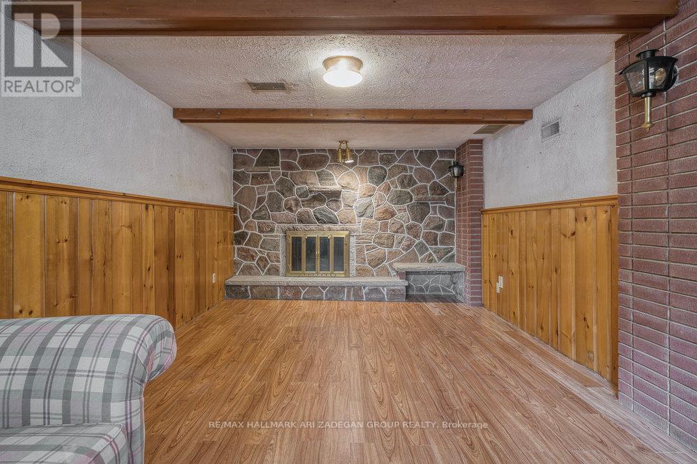 Photo 25 of 402 Centre Street E, Richmond Hill ON