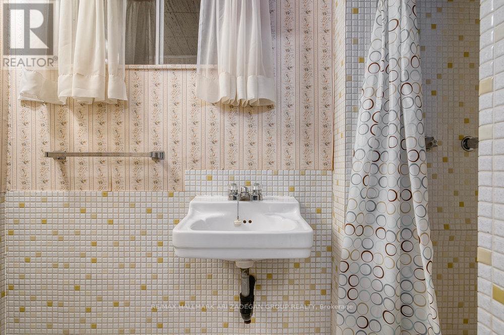 Photo 28 of 402 Centre Street E, Richmond Hill ON