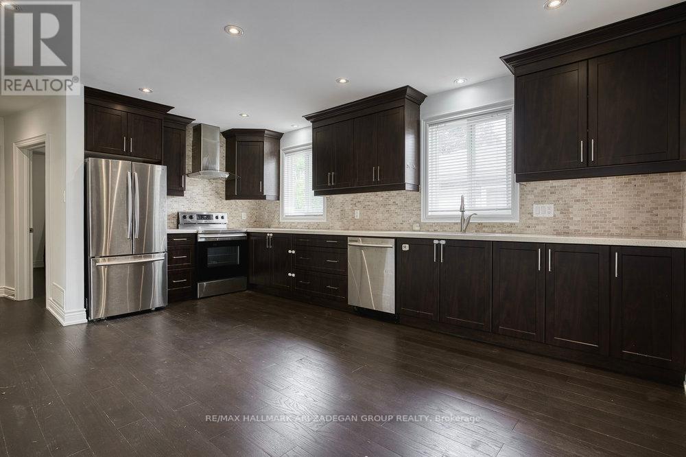 Photo 3 of 402 Centre Street E, Richmond Hill ON
