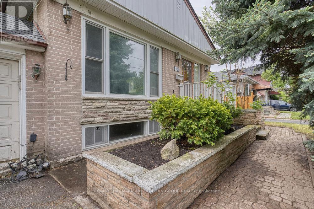 Photo 34 of 402 Centre Street E, Richmond Hill ON