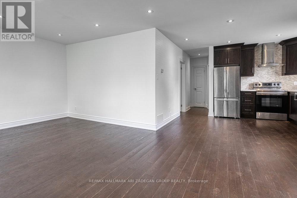 Photo 4 of 402 Centre Street E, Richmond Hill ON