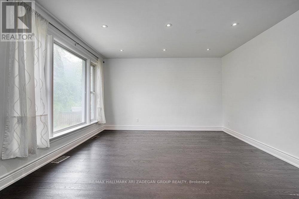 Photo 5 of 402 Centre Street E, Richmond Hill ON