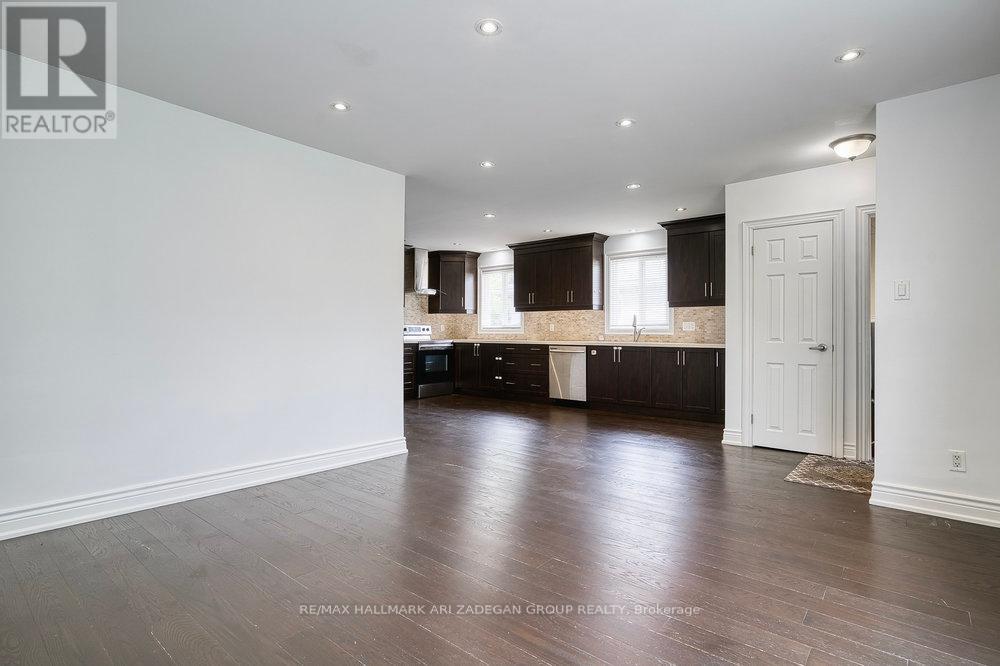 Photo 8 of 402 Centre Street E, Richmond Hill ON
