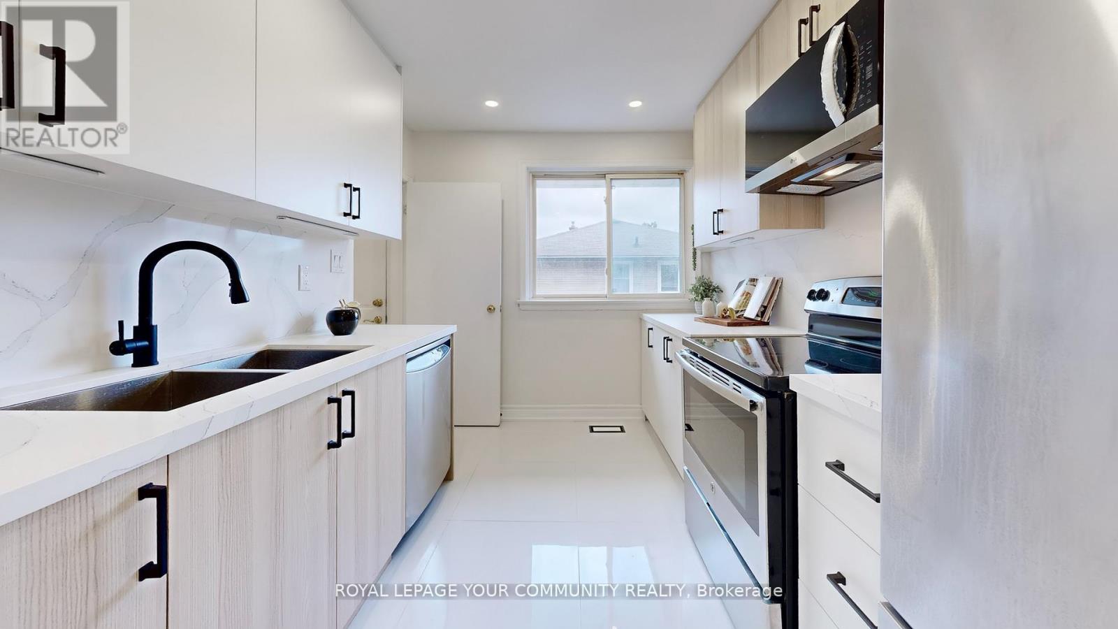 Photo 11 of 446 Lynett Crescent, Richmond Hill ON