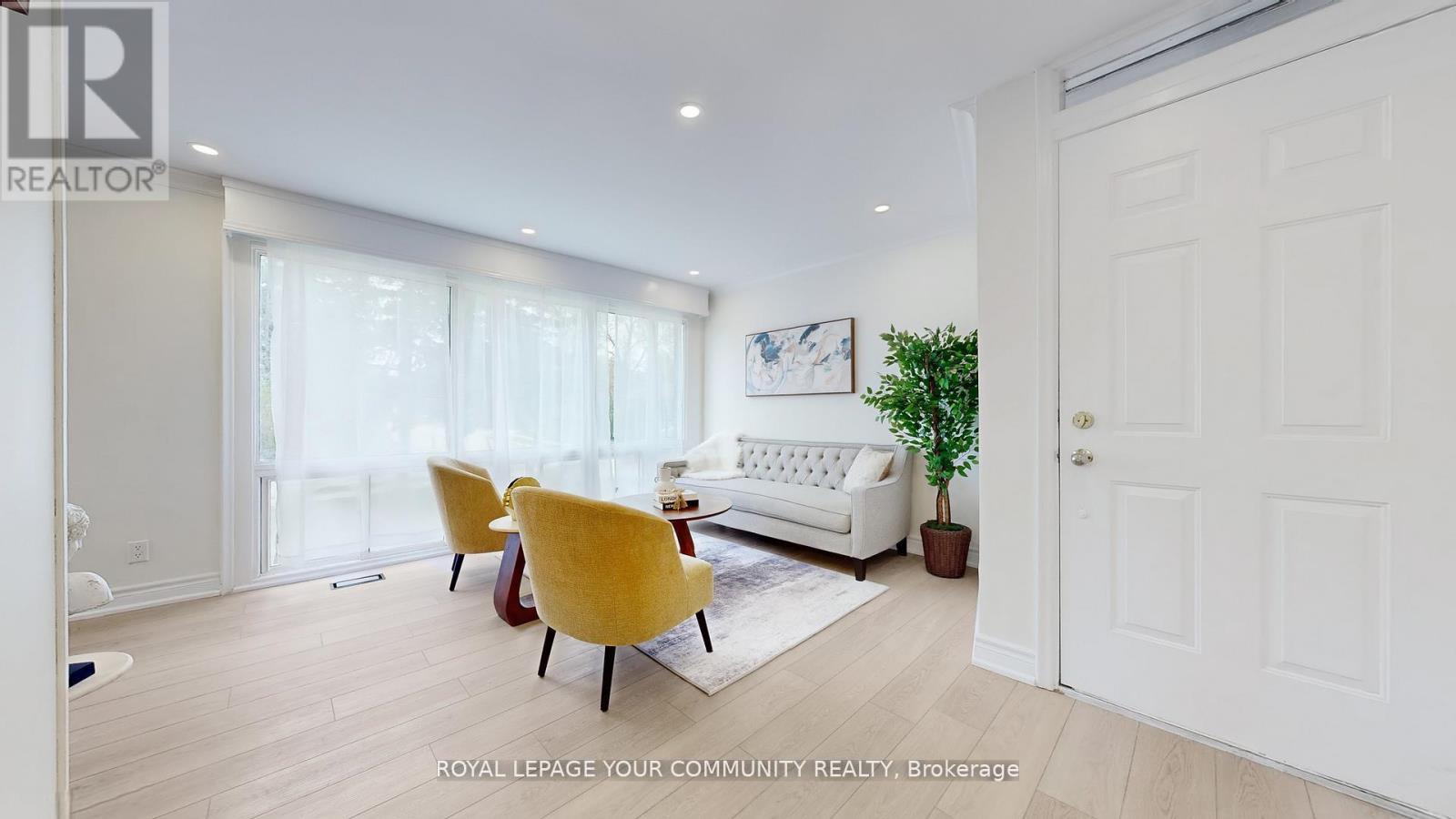 Photo 4 of 446 Lynett Crescent, Richmond Hill ON