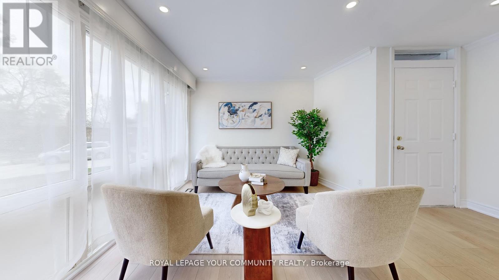 Photo 5 of 446 Lynett Crescent, Richmond Hill ON