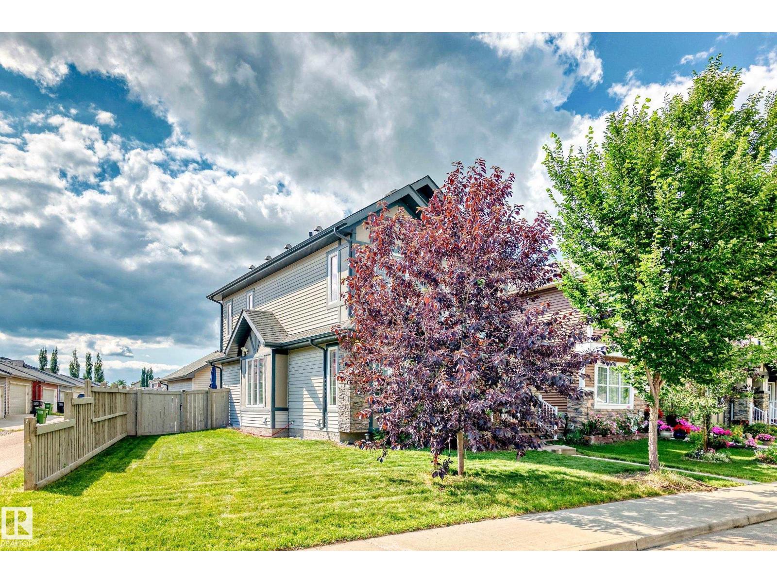 Photo 12 of 8920 218 St Nw, Edmonton AB