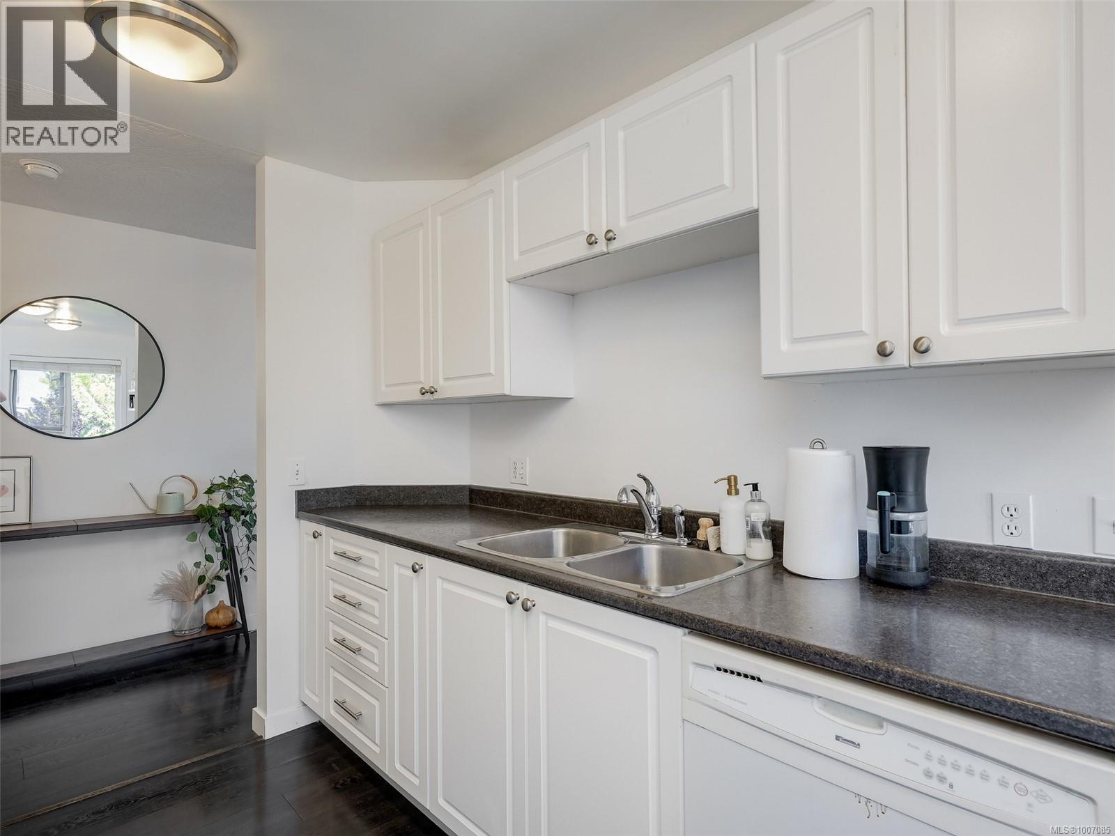 Single Family House for Sale in   Marsett Pl Saanich 