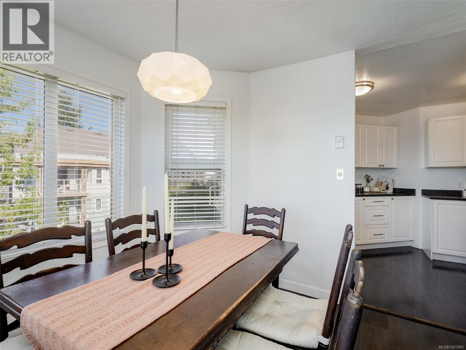 Single Family House for Sale in   Marsett Pl Saanich 