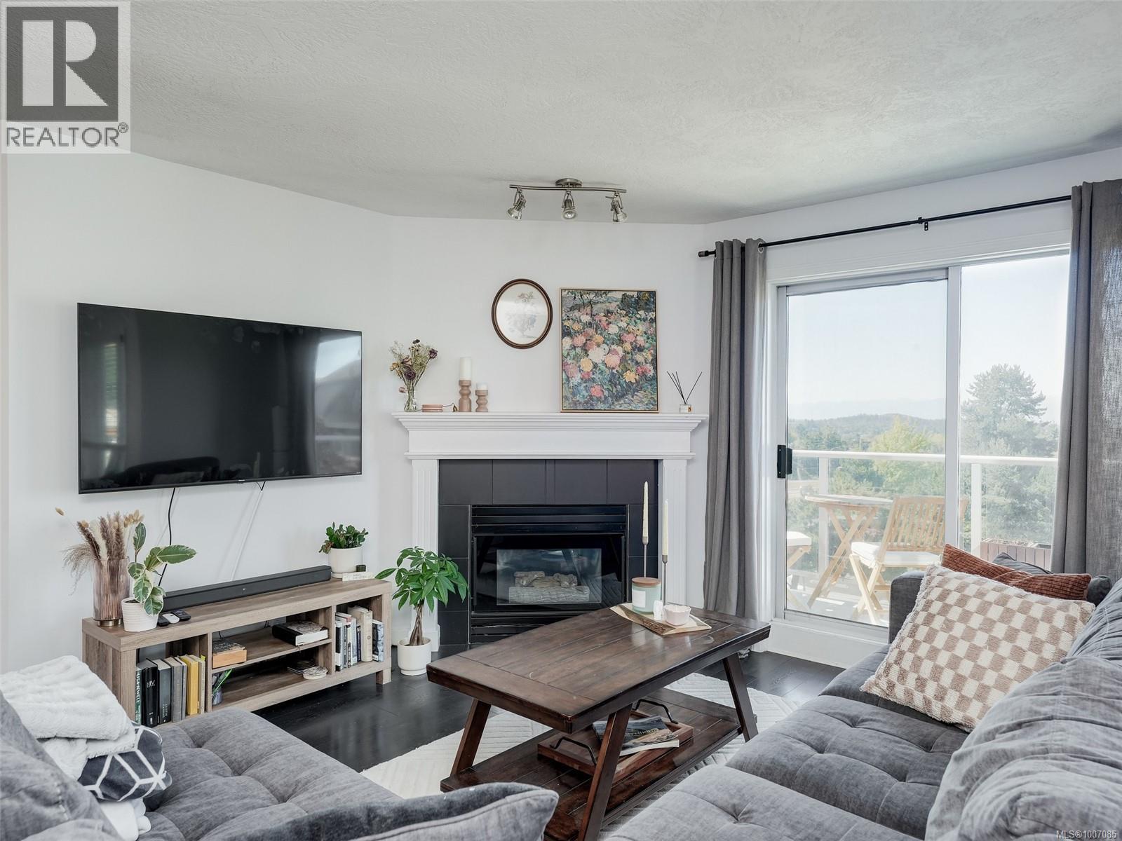Single Family House for Sale in   Marsett Pl Saanich 