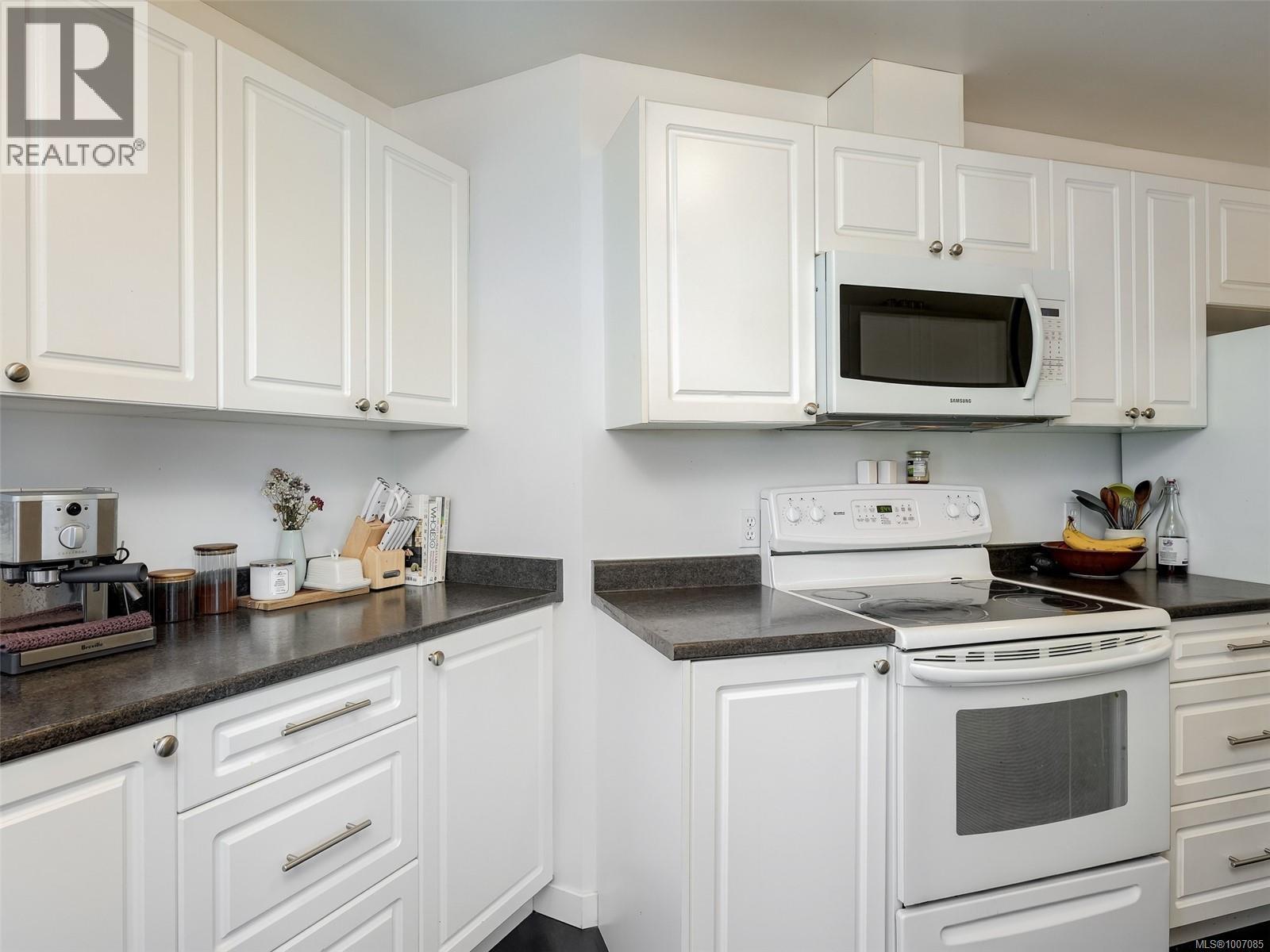 Single Family House for Sale in   Marsett Pl Saanich 