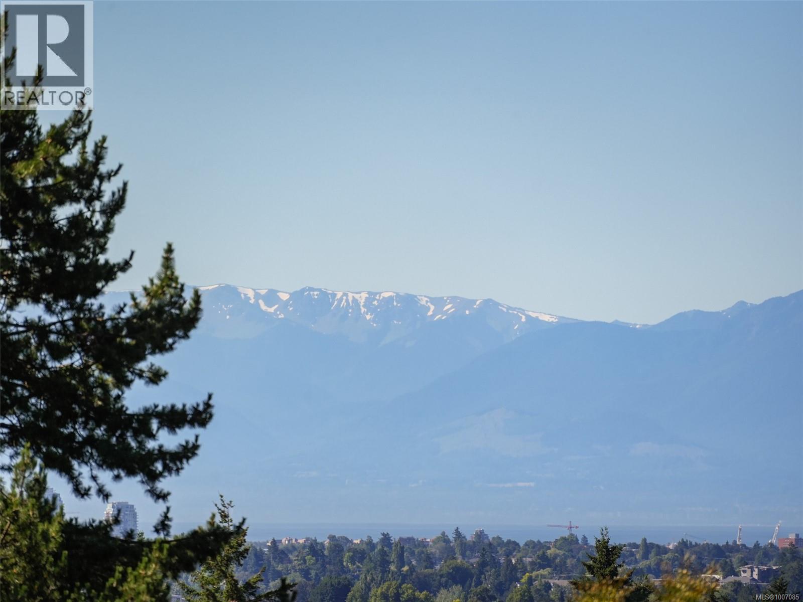 Single Family House for Sale in   Marsett Pl Saanich 