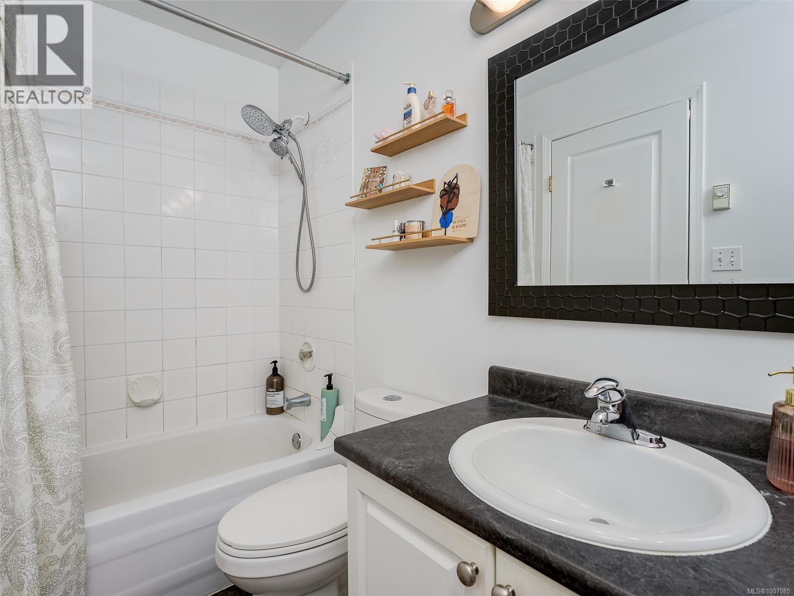 Single Family House for Sale in   Marsett Pl Saanich 