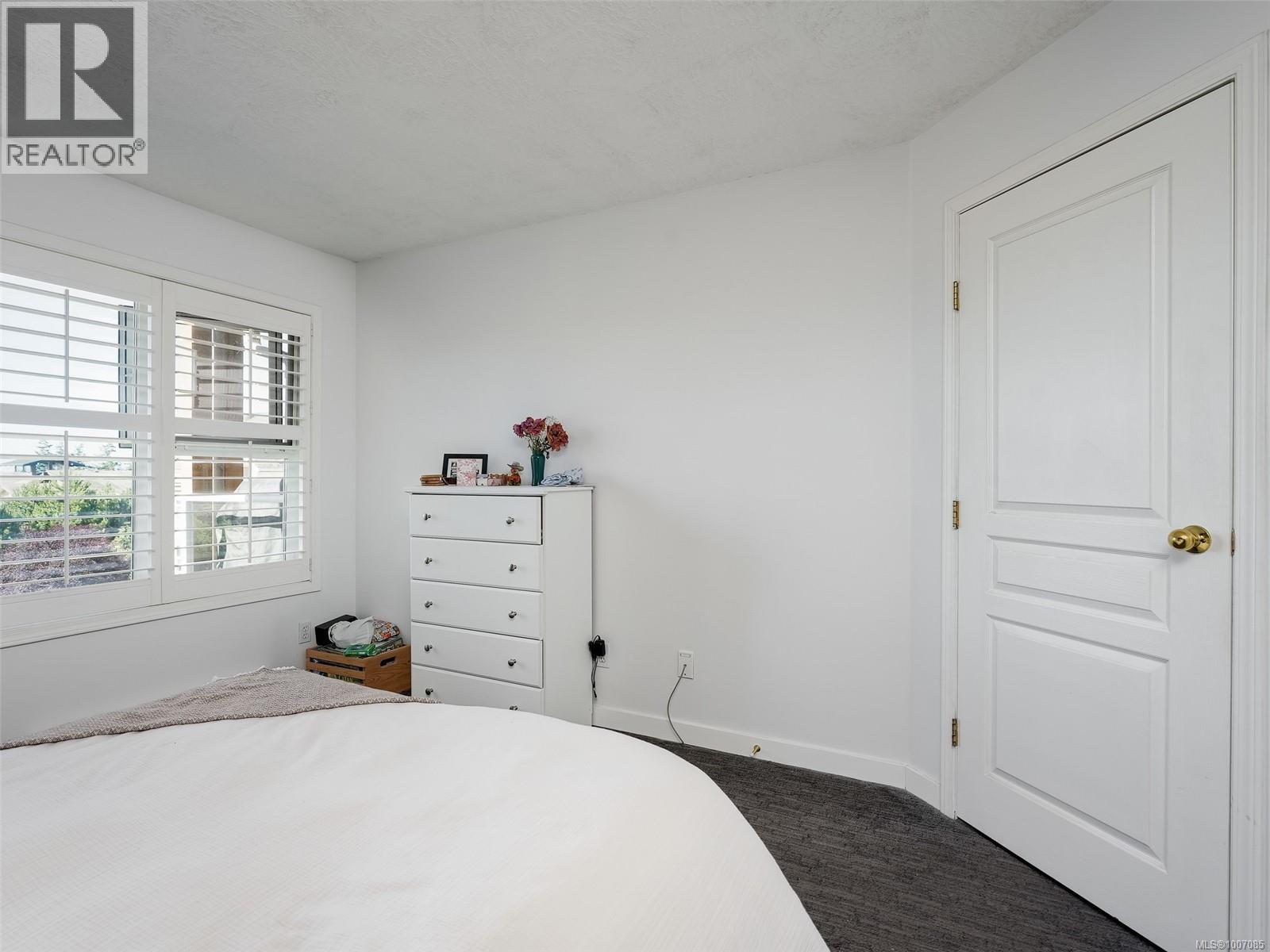 Single Family House for Sale in   Marsett Pl Saanich 