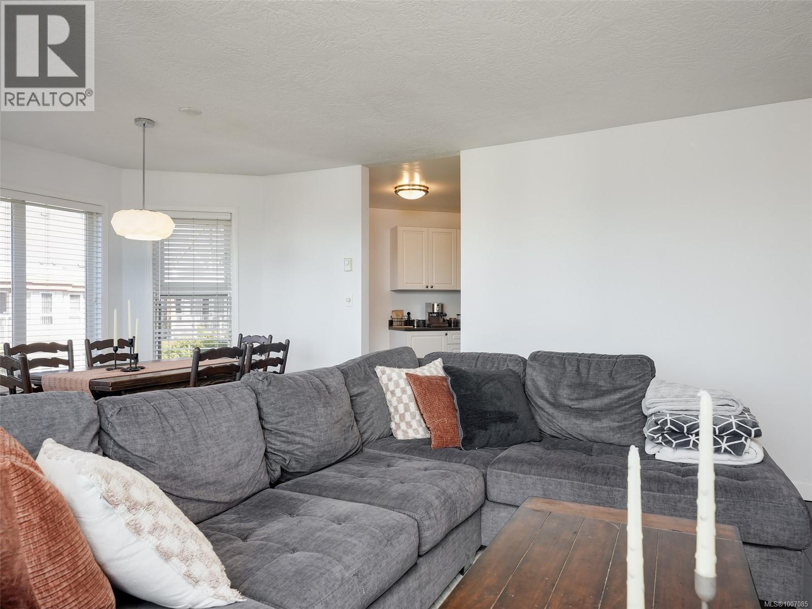 Single Family House for Sale in   Marsett Pl Saanich 