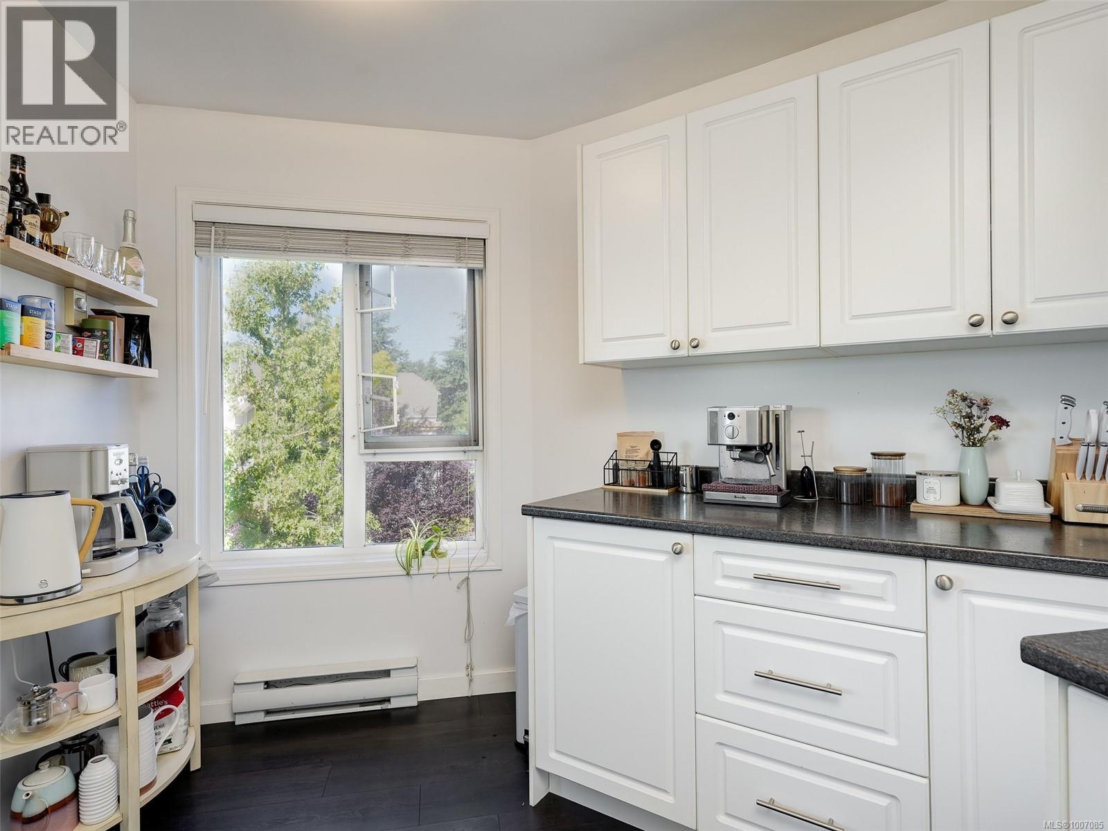 Single Family House for Sale in   Marsett Pl Saanich 