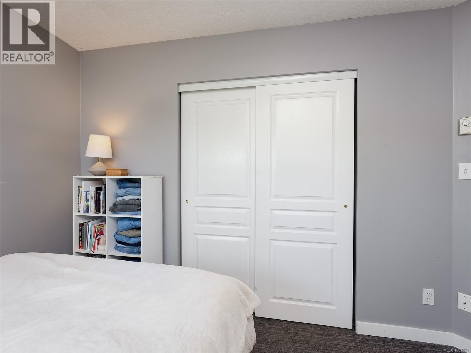 Single Family House for Sale in   Marsett Pl Saanich 