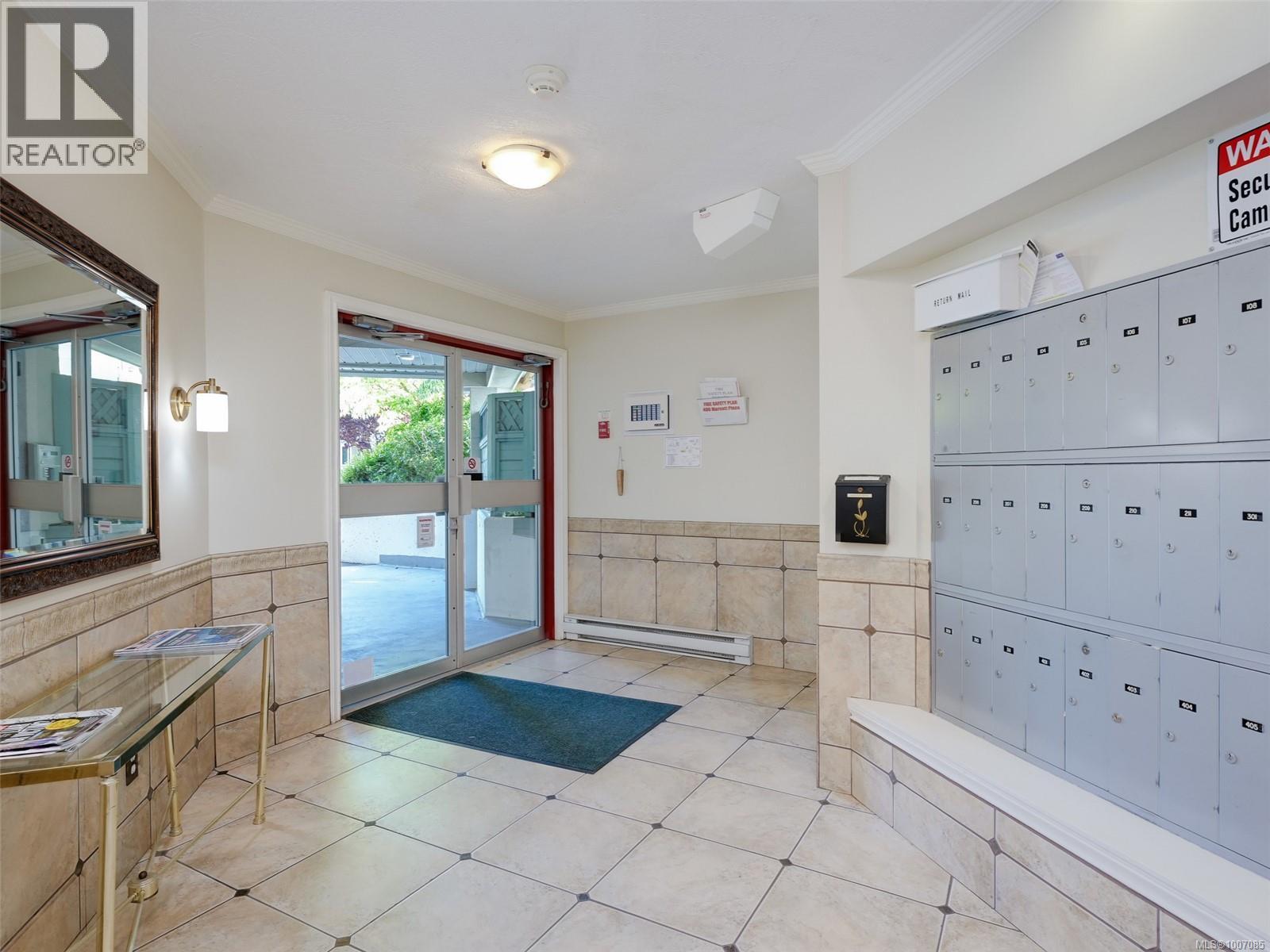 Single Family House for Sale in   Marsett Pl Saanich 