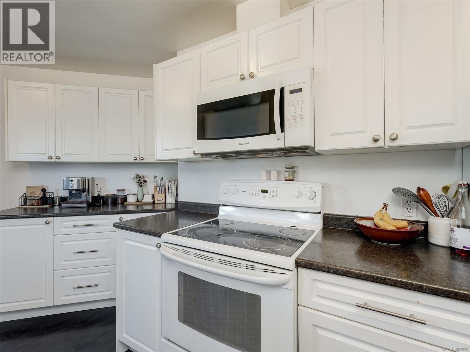 Single Family House for Sale in   Marsett Pl Saanich 
