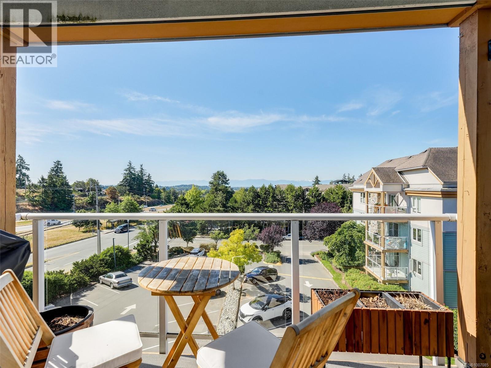 Single Family House for Sale in   Marsett Pl Saanich 
