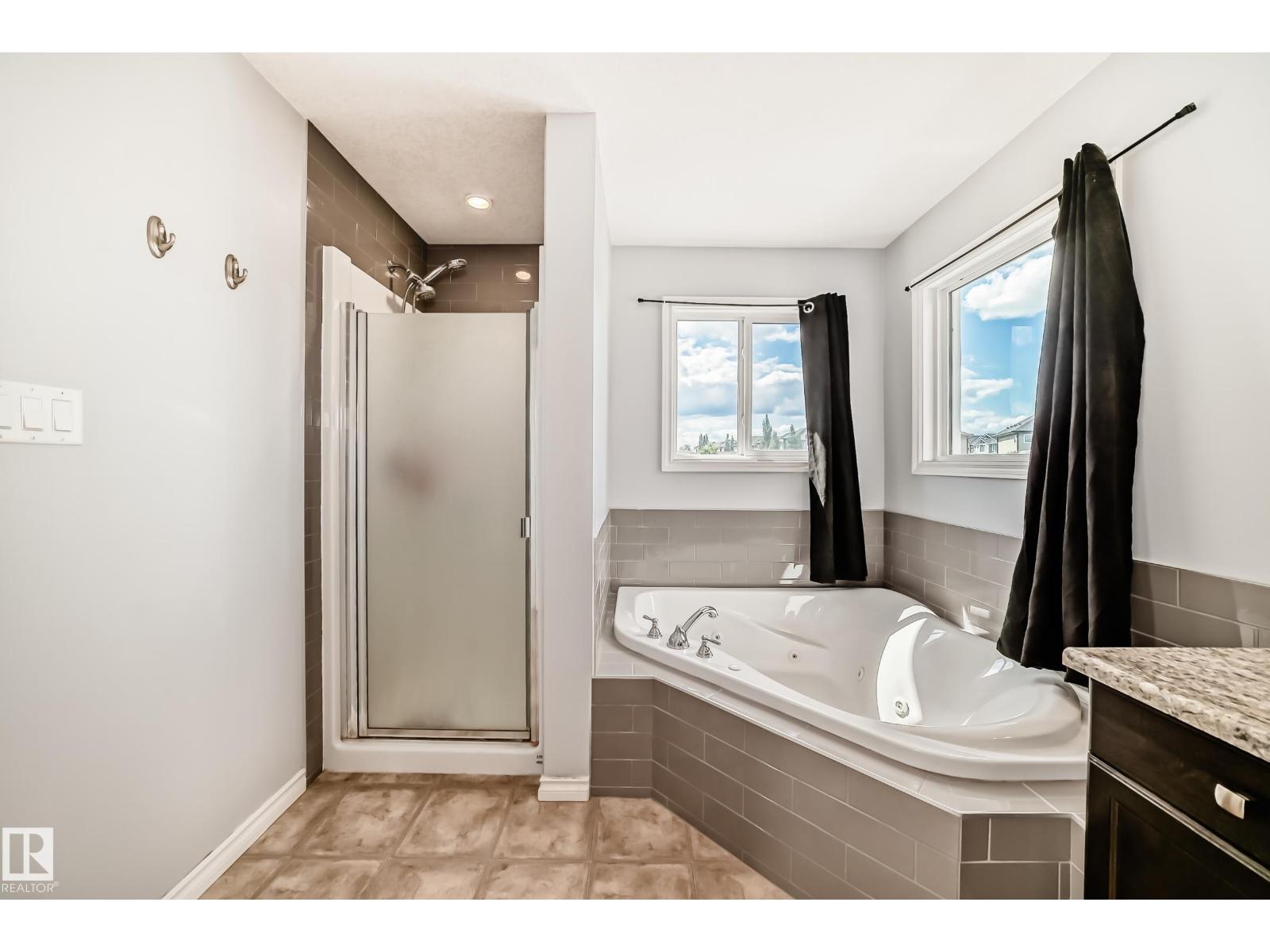 Photo 3 of 8920 218 St Nw, Edmonton AB