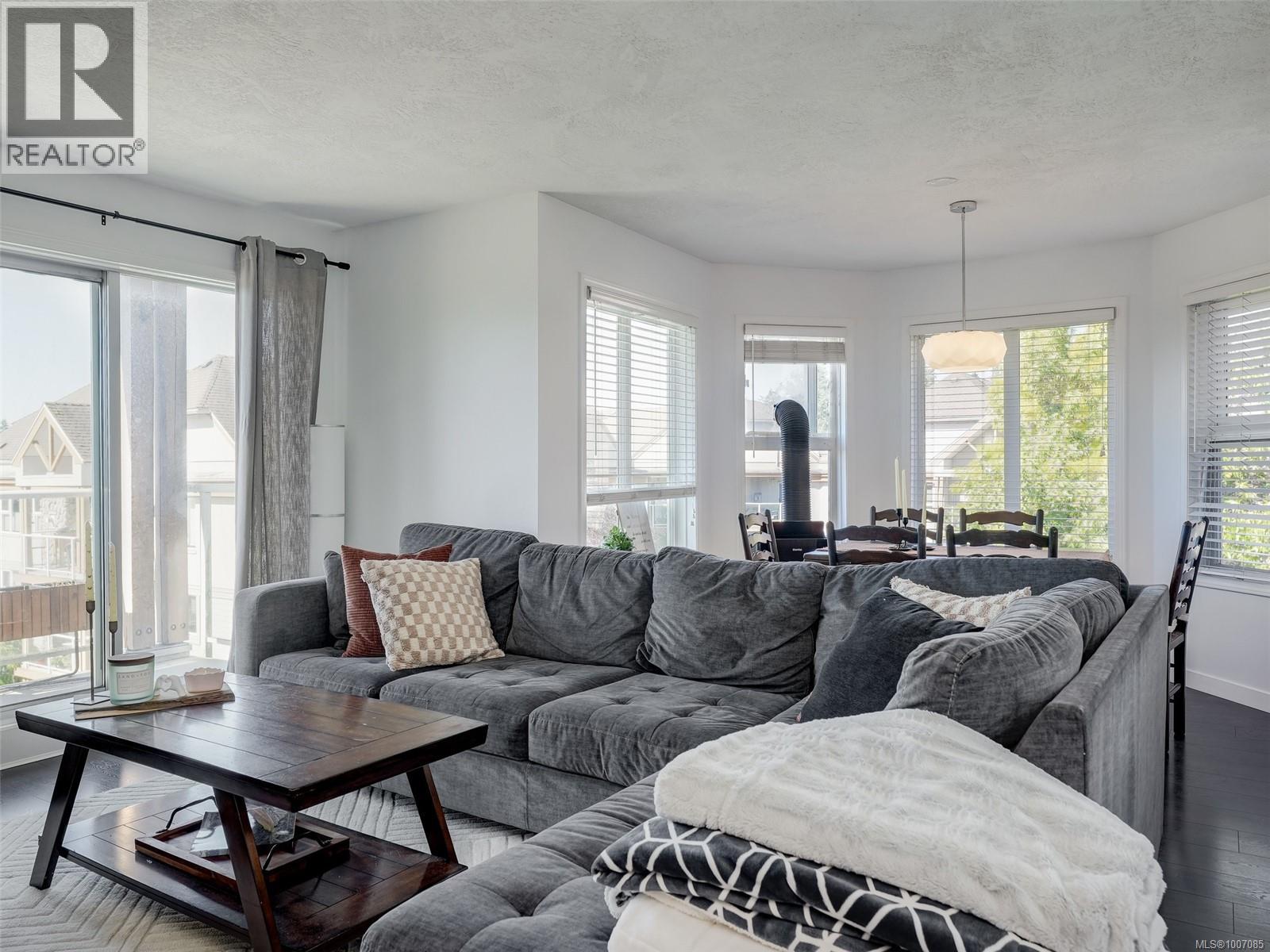 Single Family House for Sale in   Marsett Pl Saanich 
