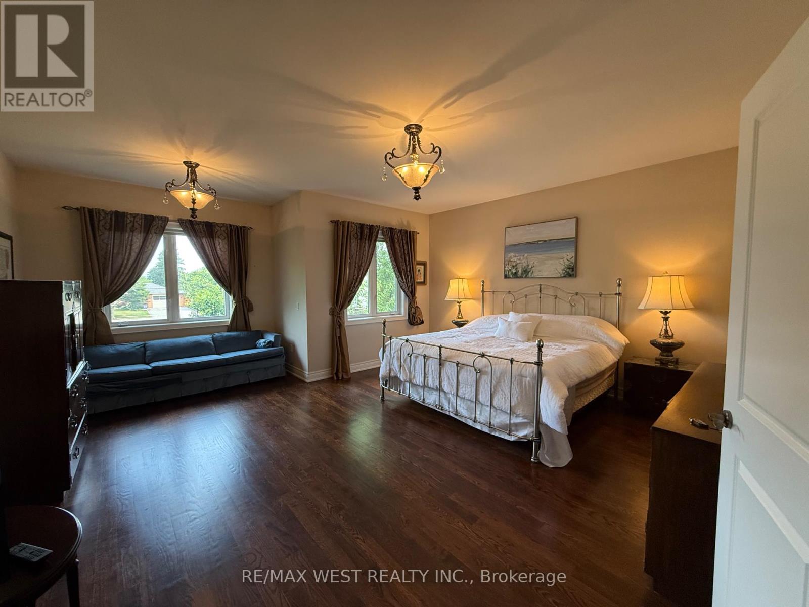 Photo 9 of 160 Townsgate Drive, Vaughan ON