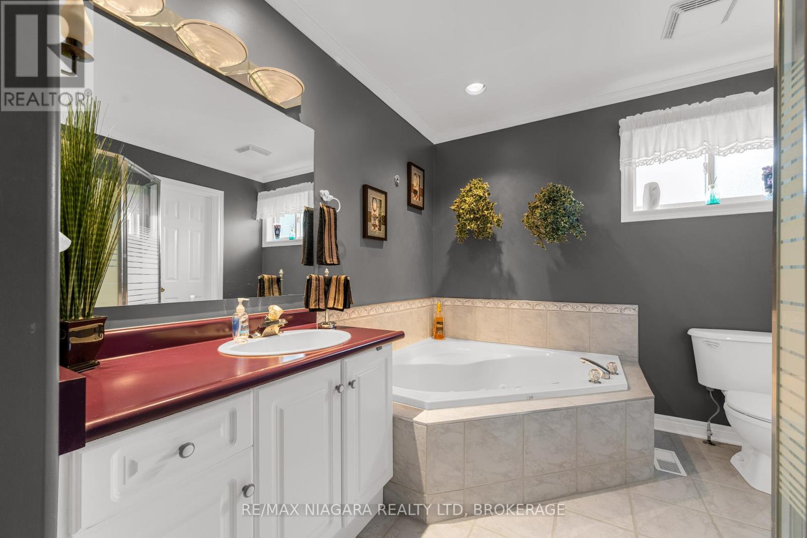 Photo 11 of 629 Daytona Drive, Fort Erie ON