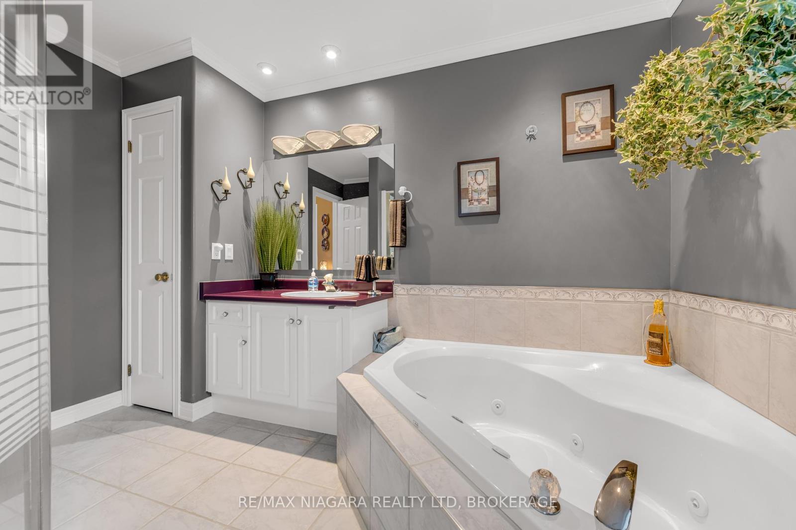 Photo 12 of 629 Daytona Drive, Fort Erie ON