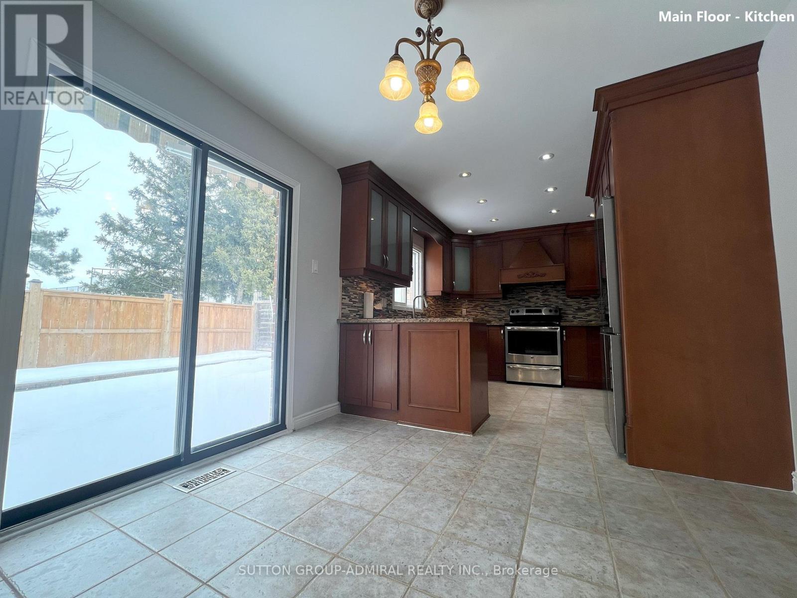 Photo 12 of 99 Castlehill Road, Brampton ON