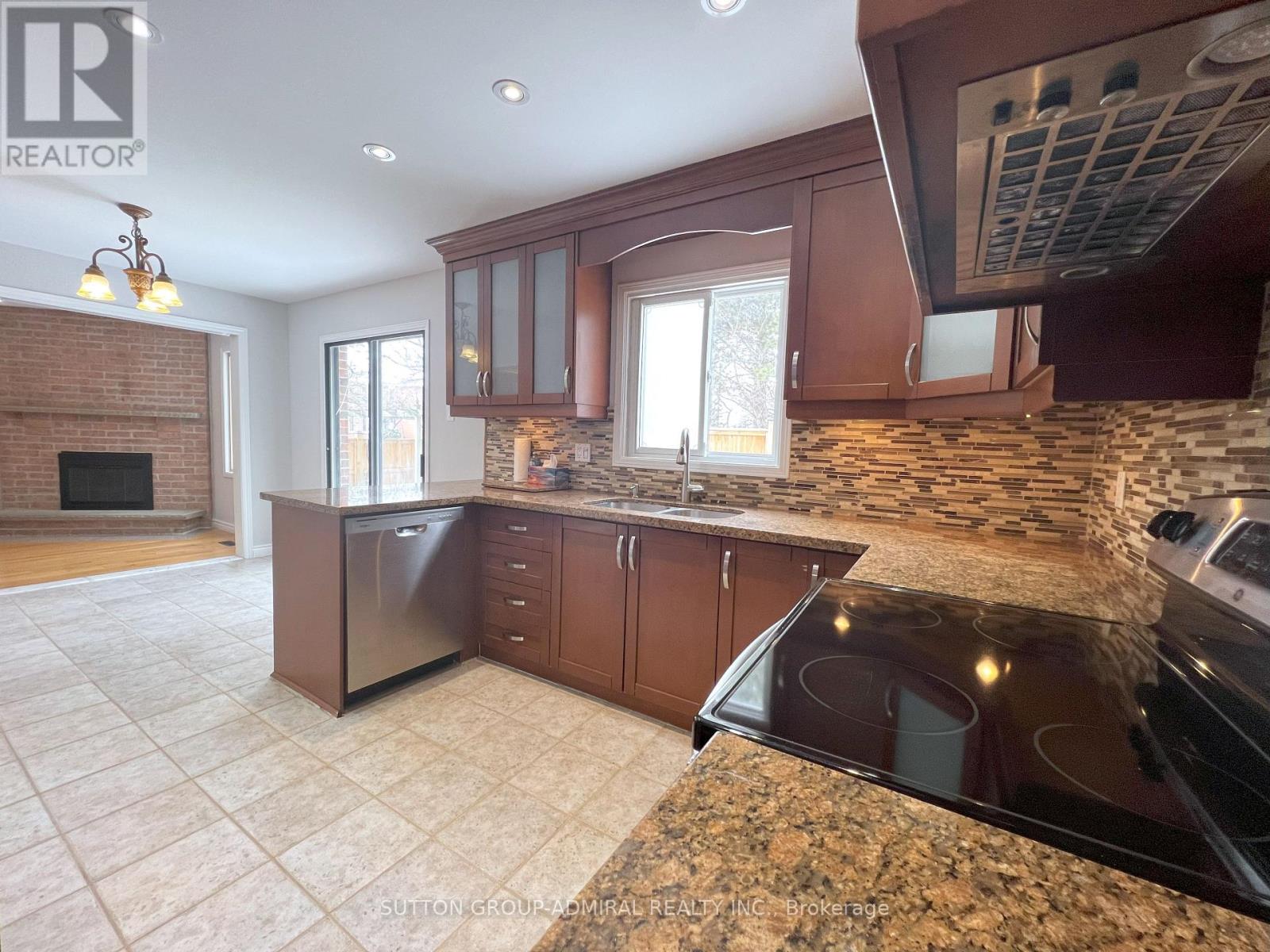 Photo 14 of 99 Castlehill Road, Brampton ON