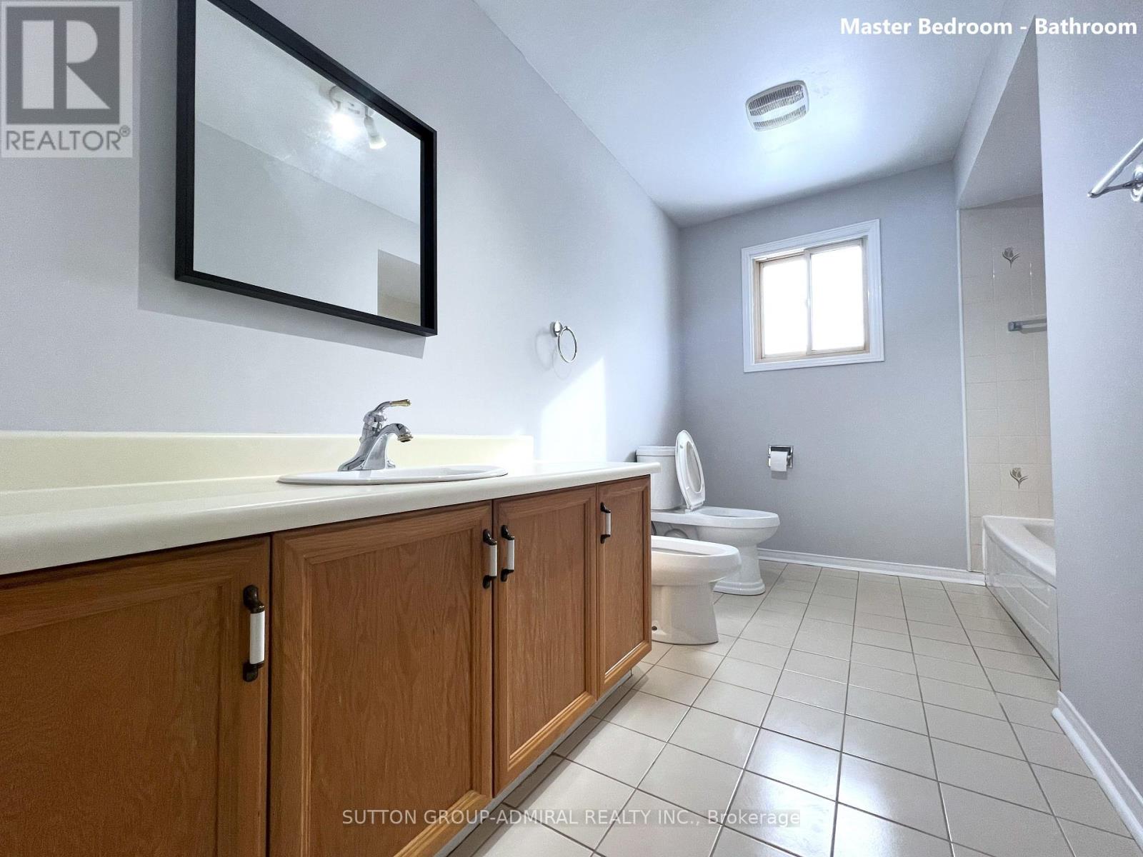 Photo 23 of 99 Castlehill Road, Brampton ON