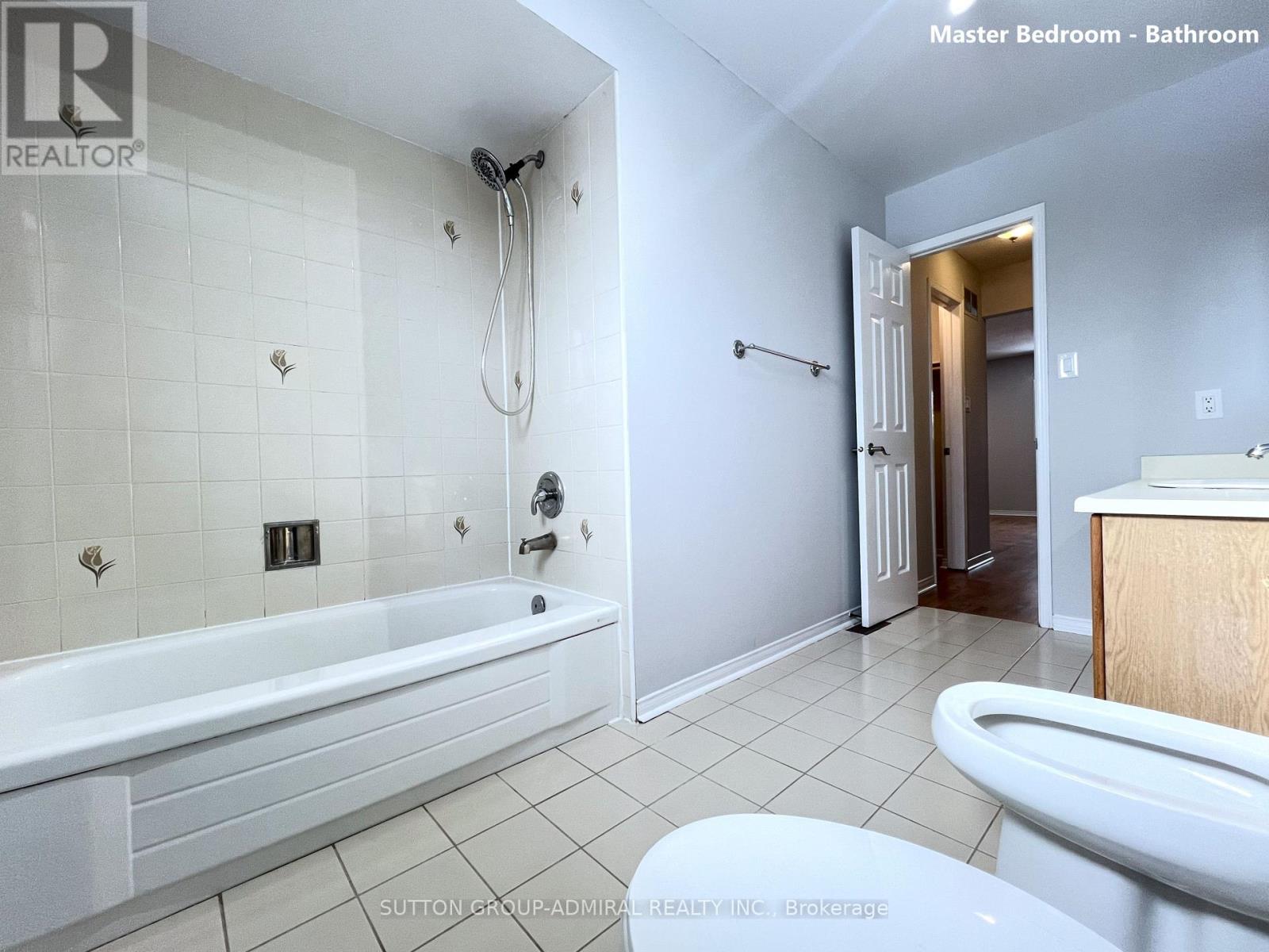 Photo 24 of 99 Castlehill Road, Brampton ON