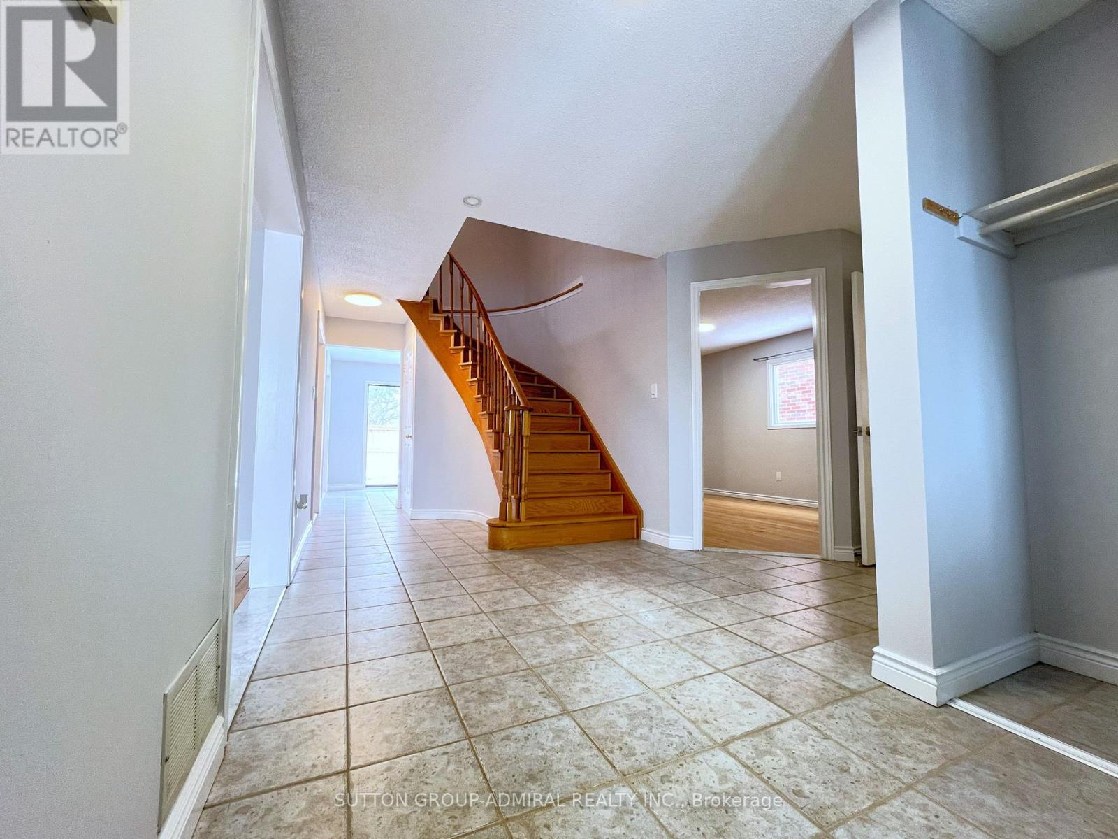 Photo 5 of 99 Castlehill Road, Brampton ON