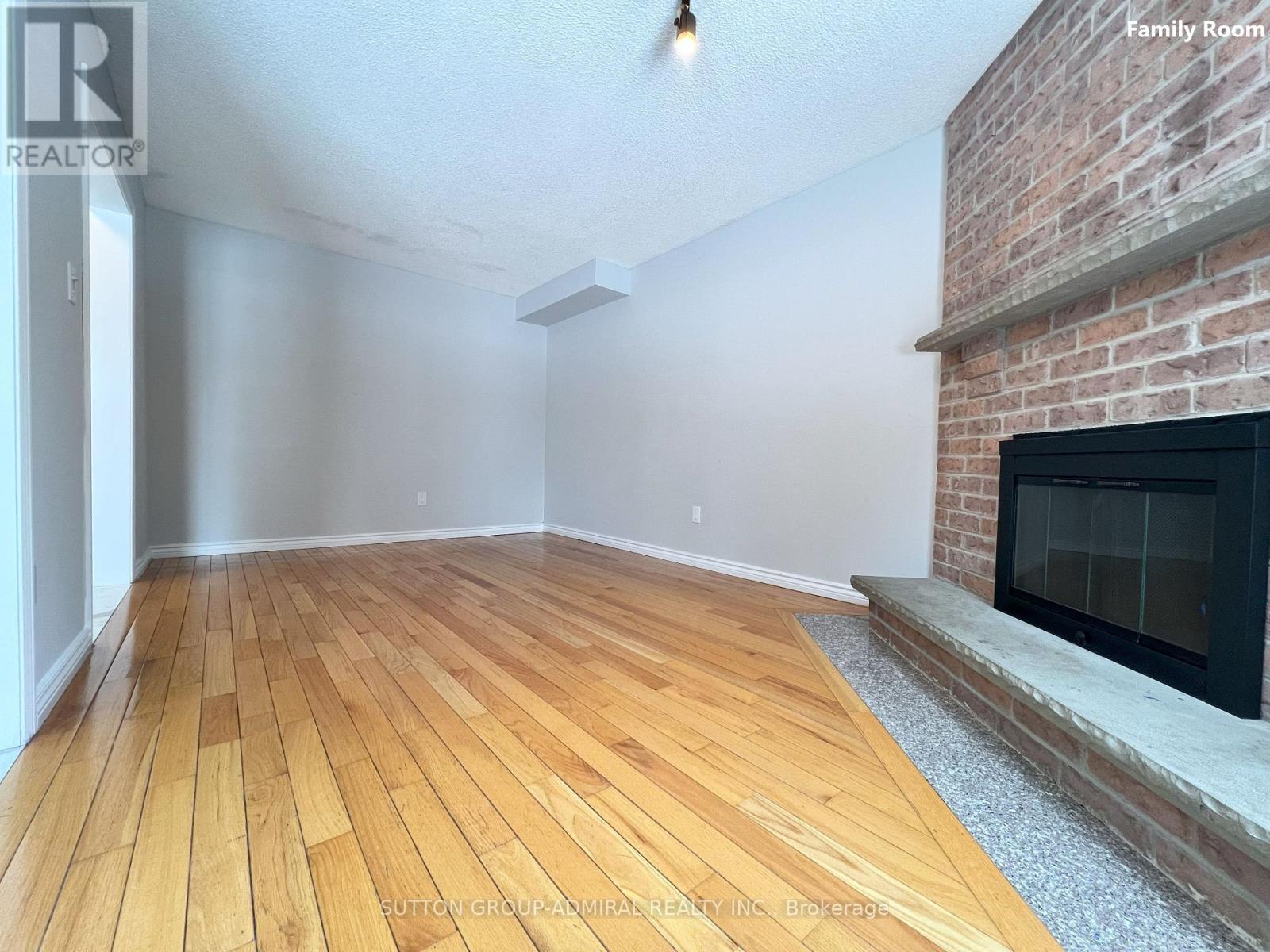 Photo 9 of 99 Castlehill Road, Brampton ON