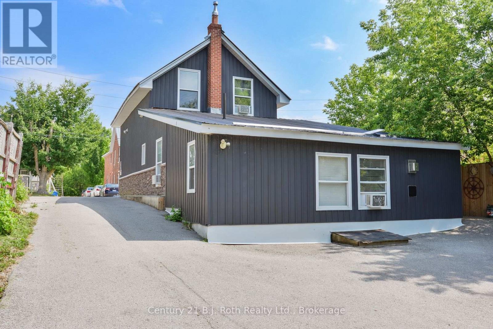 Photo 4 of 103 Albert Street S, Orillia ON