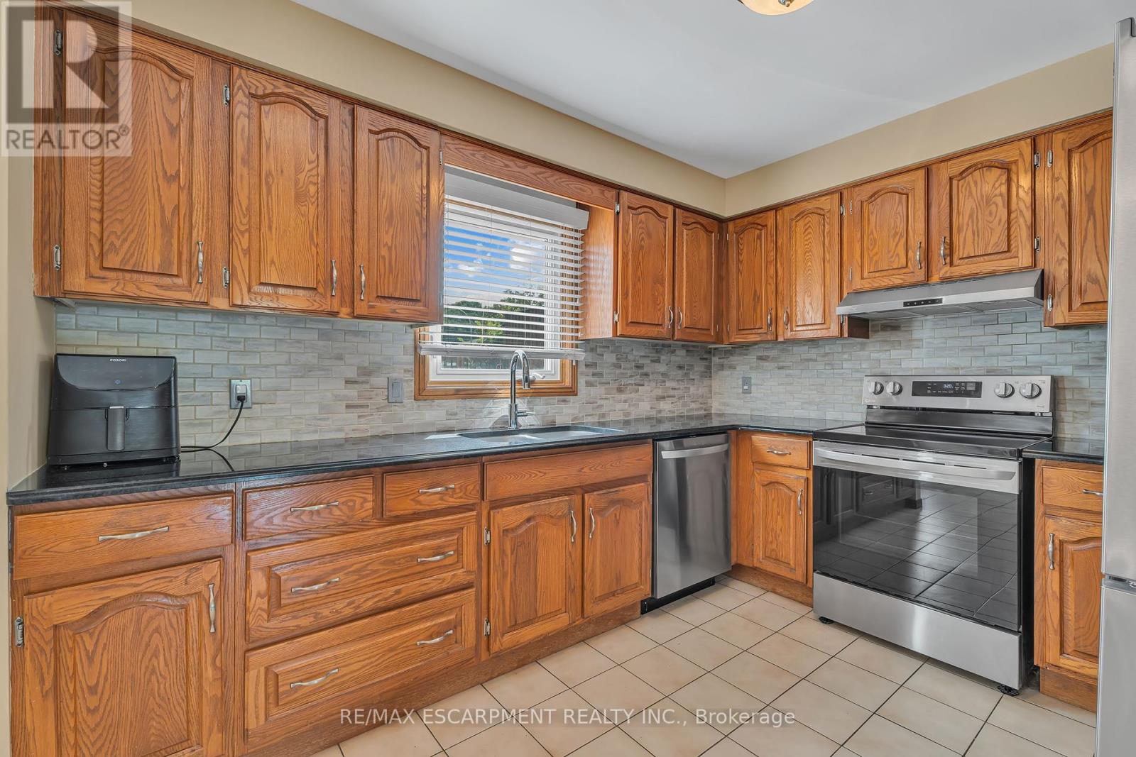 Photo 14 of 2 Vinehill Drive, Hamilton ON