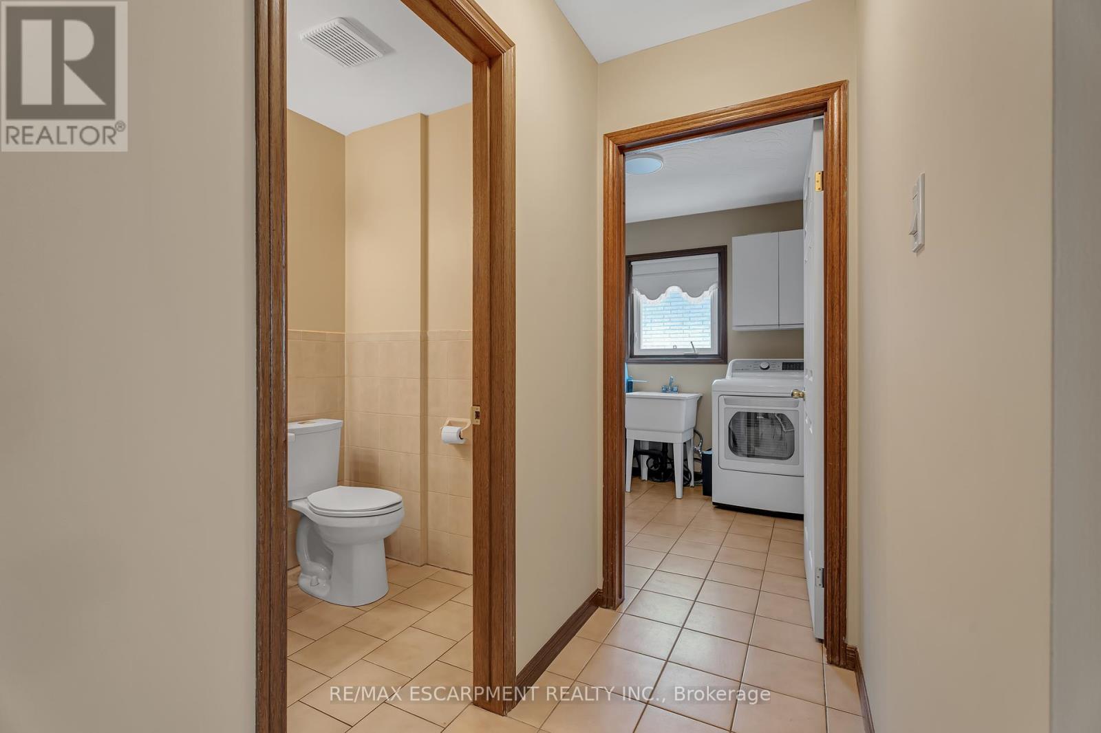 Photo 16 of 2 Vinehill Drive, Hamilton ON