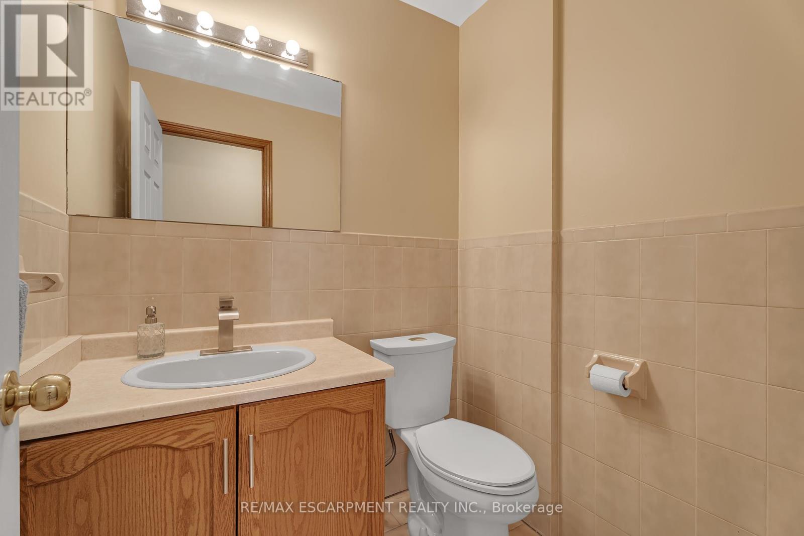 Photo 17 of 2 Vinehill Drive, Hamilton ON