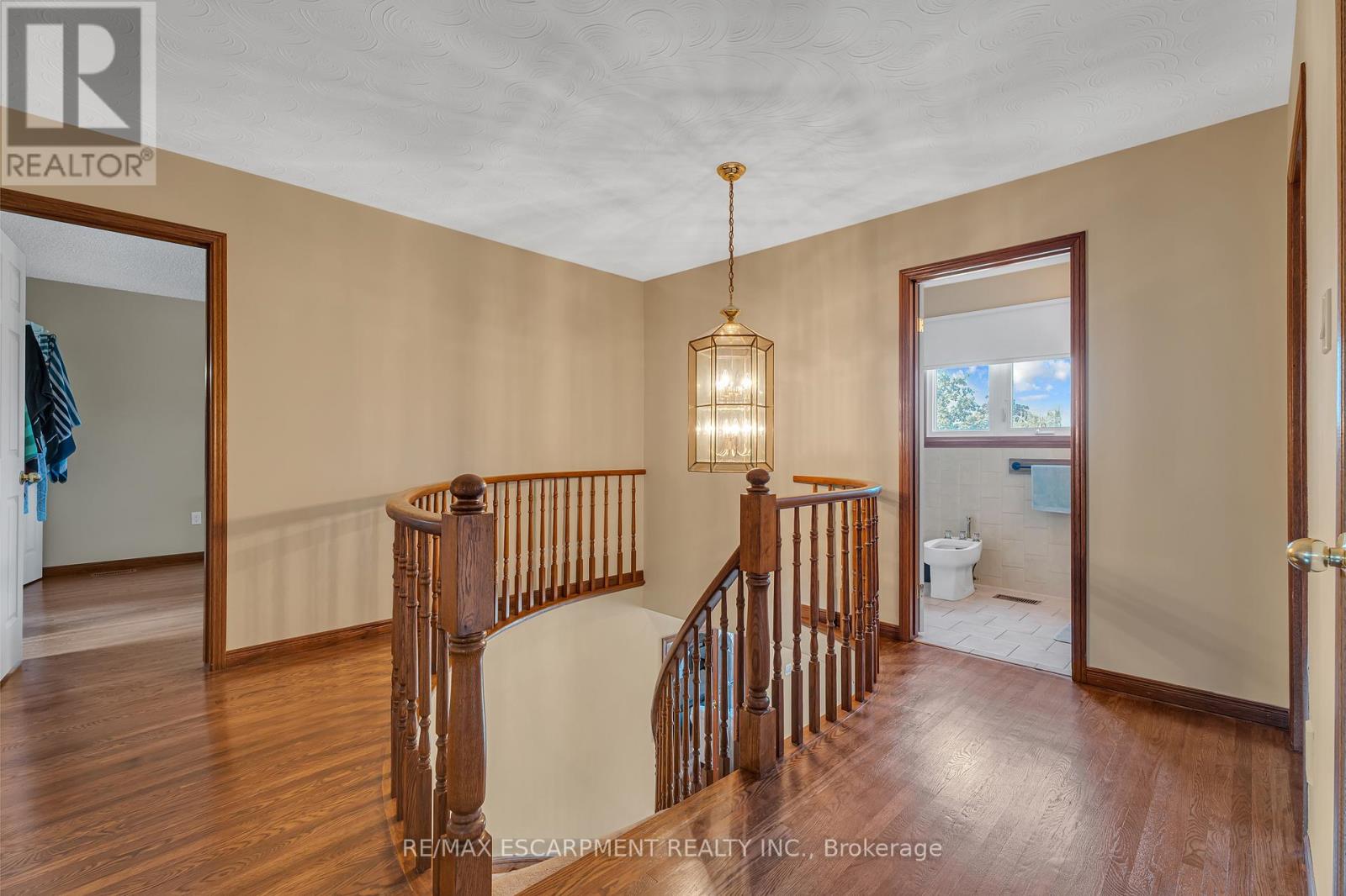Photo 19 of 2 Vinehill Drive, Hamilton ON