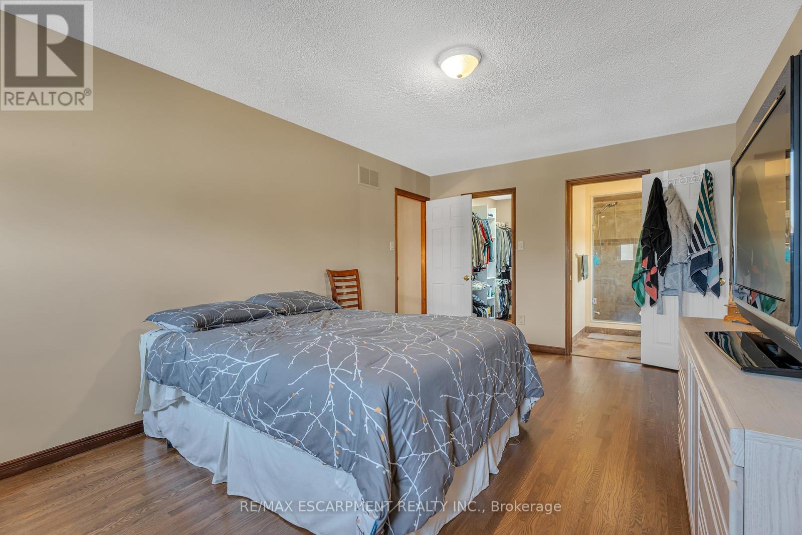 Photo 21 of 2 Vinehill Drive, Hamilton ON