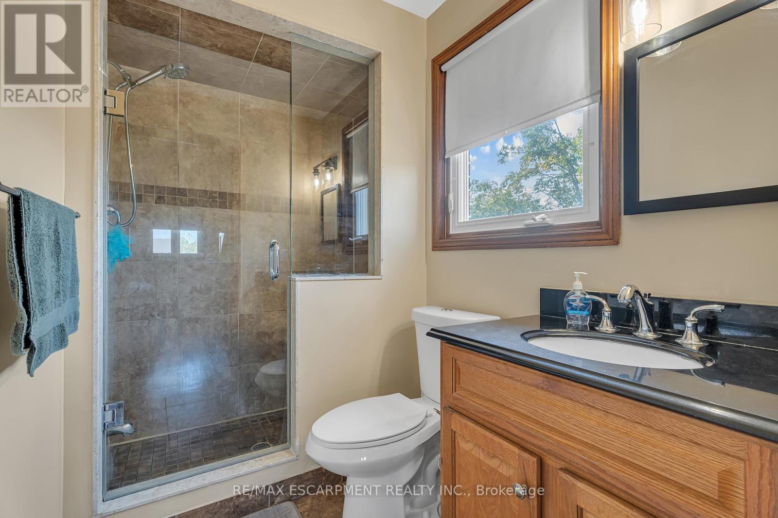 Photo 22 of 2 Vinehill Drive, Hamilton ON