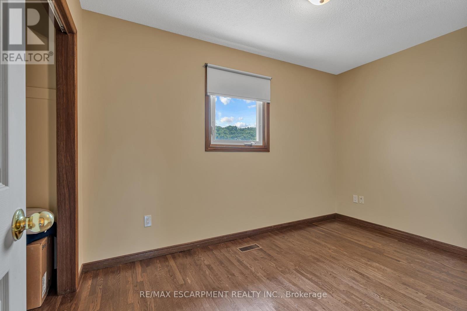 Photo 23 of 2 Vinehill Drive, Hamilton ON